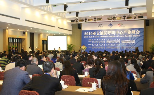 '></center><br />
　　<b>1.解決大量就業(yè)</b> <br />
　　呼叫中心產(chǎn)業(yè)基地具有人力資源密集的特性，可以吸納大量的高、中、低端學(xué)歷人員就業(yè)。調(diào)查顯示，每個(gè)呼叫中心坐席可帶動(dòng)3-5個(gè)相關(guān)就業(yè)崗位。 <br />
　　<b>2.提供專業(yè)的呼叫中心外包服務(wù)平臺(tái) </b><br />
　　專業(yè)機(jī)構(gòu)預(yù)測(cè)，由于建立專業(yè)呼叫中心需要投入的資金巨大，中國(guó)大多數(shù)需要專業(yè)呼叫中心的企業(yè)將采用外包的方式來(lái)開(kāi)展本公司的呼叫中心業(yè)務(wù)。當(dāng)專業(yè)的外包式呼叫中心發(fā)展成為一種趨勢(shì)，呼叫中心基地應(yīng)運(yùn)而生。 <br />
　　總經(jīng)理趙海燕說(shuō)：服務(wù)民生，需要為百姓做實(shí)事。促進(jìn)就業(yè)，保障民生是綠色聲谷，也是呼叫中心產(chǎn)業(yè)奉獻(xiàn)給杭州城市的最好禮物。 <br />
　　在世界500強(qiáng)中，90%的企業(yè)利用外包呼叫中心。中國(guó)的呼叫中心外包市場(chǎng)近幾年一直保持25%的增長(zhǎng)速度。政府呼叫中心的在整個(gè)呼叫市場(chǎng)的市場(chǎng)占有率是十分低，大約是占8%。從發(fā)展規(guī)模來(lái)看，政府應(yīng)用將成為發(fā)展速度最快的行業(yè)，包括水、電、燃?xì)夤彩聵I(yè)都紛紛提供呼叫中心的服務(wù)組織機(jī)構(gòu)主要是社區(qū)服務(wù)和應(yīng)急系統(tǒng)，更多的社會(huì)基礎(chǔ)性的行業(yè)將引入呼叫中心，健康管理、醫(yī)療救助、心理咨詢、弱勢(shì)群體關(guān)懷、法律咨詢更多帶有公益色彩的呼叫中心將出現(xiàn)。<br />
　　趙海燕先生所描繪的美好前景，讓我們一同期待。<p align=