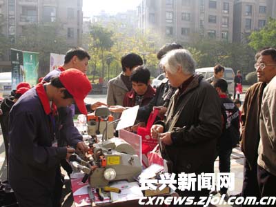 '></center><br />　　據(jù)了解，長興縣社會發(fā)展服務(wù)中心投資200萬元建立的電話（6518890）與網(wǎng)絡(luò)整合的呼叫平臺即將正式開通。它是一個專門為千家萬戶提供生活服務(wù)的公益平臺。<p align=